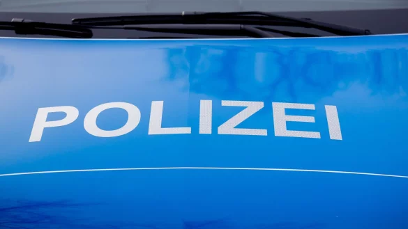 Der Polizei-Schriftzug steht auf einem Einsatzfahrzeug. - &copy; Christoph Soeder/dpa/Symbolbild