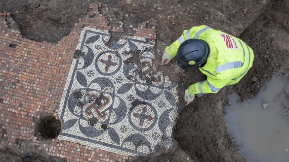 Dieses römische Mosaik wurde vergangenes Jahr bei Bauarbeiten entdeckt - doch für Artefakte wie dieses haben Londons Museen nicht mehr viel Platz. - © Mola/PA Media/dpa
