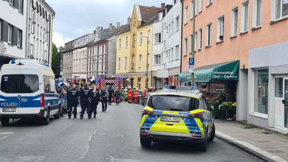 Einsatzkr&auml;fte von Feuerwehr und Polizei stehen in einer Stra&szlig;e in Essen-Katernberg. - &copy; Markus Gayk/dpa