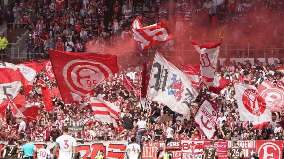 Düsseldorfs Fans brennen auf der Tribüne Feuerwerkskörper ab. - © Marcus Brandt/dpa