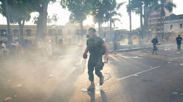 Regierungskritische Demonstranten stellen sich der Polizei. - &copy; Martin Mejia/AP/dpa