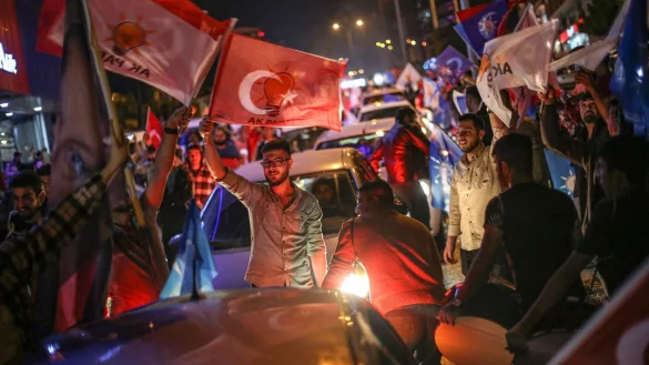 Anh&auml;nger des t&uuml;rkischen Pr&auml;sidenten Erdogan feiern nach dem Ergebnis der Stichwahl im t&uuml;rkischen Kahramanmaras. - &copy; Hakan Akgun/Dia Images/AP/dpa