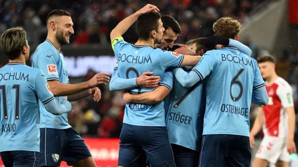 Bochums Spieler bejubeln das Tor zum 1:0. - &copy; Federico Gambarini/dpa