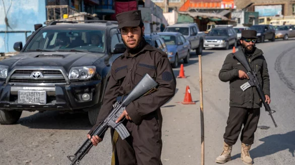 Taliban-K&auml;mpfer stehen Wache in Kabul. (Archivbild) - &copy; Ebrahim Noroozi/AP/dpa