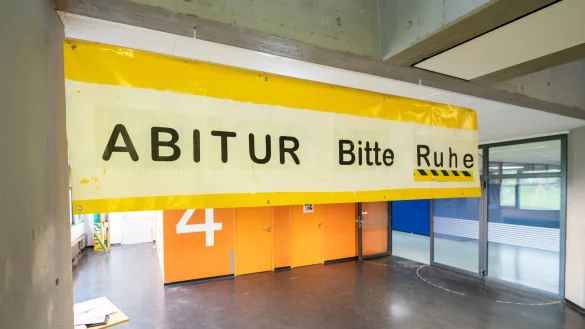 Der Schriftzug &laquo;ABITUR Bitte Ruhe&raquo; h&auml;ngt w&auml;hrend der schriftlichen Abiturpr&uuml;fung. - &copy; Silas Stein/dpa