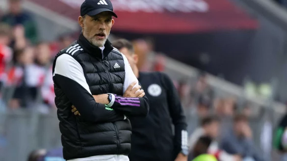 Trainer Thomas Tuchel von M&uuml;nchen verfolgt das Spiel am Spielfeldrand. - &copy; Sven Hoppe/dpa