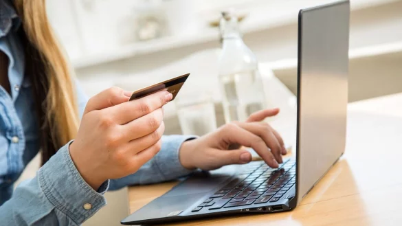 Vor allem jüngere Menschen nutzen nach Erkenntnissen der Schufa häufig die Möglichkeit, Einkäufe zum Beispiel im Online-Handel in Raten abzuzahlen. - © Christin Klose/dpa