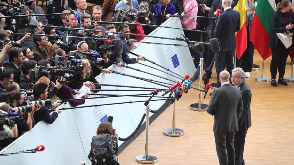 EU-Ratspr&auml;sident Charles Michel (vorne,r) und UN-Generalsekret&auml;r Antonio Guterres (2.v.r) pr&auml;sentieren sich beim EU-Gipfel in Br&uuml;ssel geeint. - &copy; Olivier Matthys/AP
