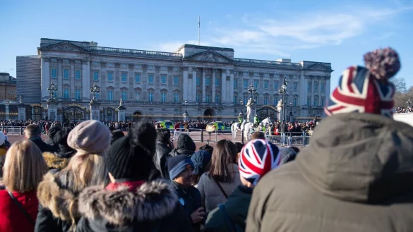 Touristen beobachten die Wachabl&ouml;sung vor dem Buckingham-Palast. Einer Umfrage zufolge sind 2022 bis Ende des Sommers 83 Prozent weniger Sch&uuml;lerinnen und Sch&uuml;ler aus Europa nach Gro&szlig;britannien gereist als noch 2019. - &copy; Dominic Lipinski/PA Wire/dpa
