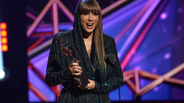 Taylor Swift mit dem Preis f&uuml;r den Song des Jahres bei den iHeartRadio Music Awards in Los Angeles. - &copy; Chris Pizzello/Invision/AP/dpa