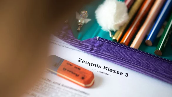 Ab Ende Januar stehen die Halbjahreszeugnisse an. Auch wenn sie entt&auml;uschend ausfallen sollten Eltern nicht schimpfen, sondern die Ursachen ergr&uuml;nden. - &copy; Jonas G&uuml;ttler/dpa/dpa-tmn