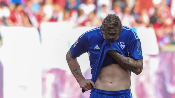 Schalke-St&uuml;rmer Sebastian Polter kann nach dem Abstieg die Tr&auml;nen nicht zur&uuml;ckhalten. - &copy; Jan Woitas/dpa