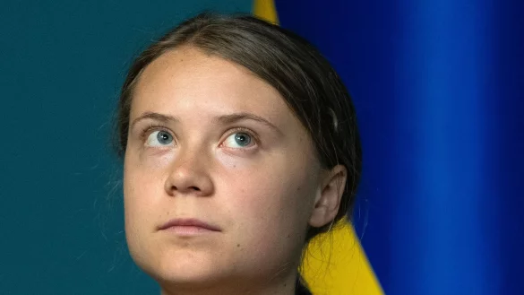 Greta Thunberg, Klima-Aktivistin aus Schweden, nimmt an einer Pressekonferenz teil, auf der eine neu gegr&uuml;ndete Arbeitsgruppe vorgestellt wird, die sich mit den &ouml;kologischen Sch&auml;den befassen wird, die durch den Krieg in der Ukraine entstanden sind. - &copy; Efrem Lukatsky/AP/dpa