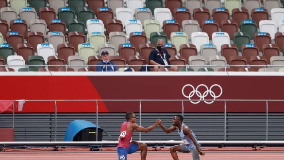 Nijel Amos (r) ist wegen Dopings gesperrt worden. - &copy; Oliver Weiken/dpa