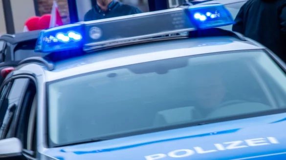 Ein Streifenwagen der Polizei ist mit Blaulicht im Einsatz. - &copy; Jens B&uuml;ttner/dpa/Symbolbild
