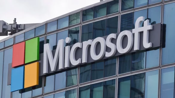Microsoft hat mehrere Milliarden Dollar in OpenAI investiert und bindet Software der Firma auch in seine Office-B&uuml;roprogramme ein. - &copy; Michel Euler/AP/dpa