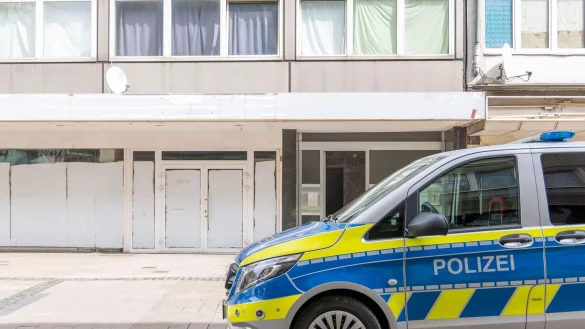 Ein Polizeiwagen steht vor dem Wohnhaus des Tatverd&auml;chtigen in der Duisburger Altstadt. - &copy; Christoph Reichwein/dpa/Archivbild