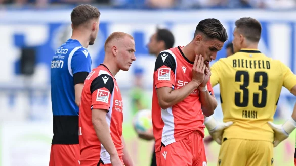 Sebastian Vasiliadis (l-r), Theo Corbeanu und Torwart Martin Fraisl reagieren nach der Niederlage. - &copy; Hendrik Schmidt/dpa