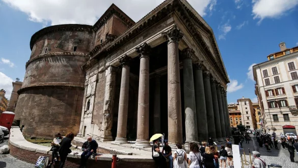 Touristen müssen künftig Eintritt für das Pantheon in Rom bezahlen. - © Cecilia Fabiano/LaPresse via AP/dpa