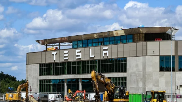 Blick auf das Werk der Tesla Gigafactory Berlin-Brandenburg. - &copy; Jens Kalaene/dpa