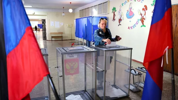 Eine Frau gibt während der Regionalwahlen in Donezk ihre Stimme ab. - © Uncredited/AP/dpa