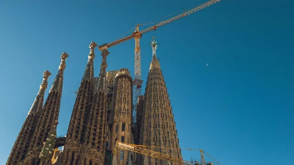 Arbeiter installieren einen riesigen Kristallstern auf der Kirchturmspitze der Basilika Sagrada Familia. - &copy; Matthias Oesterle/ZUMA Press Wire/dpa