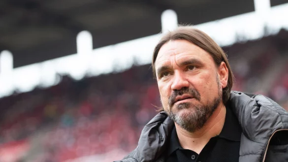 Daniel Farke blickt vor der Partie in die Runde. - &copy; Marius Becker/dpa