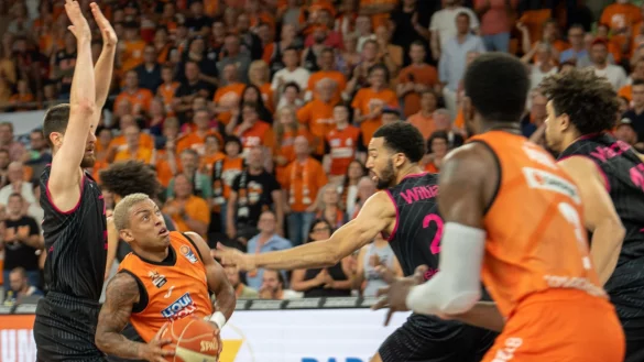 Ulms Yago Mateus dos Santos (M) visiert den Korb. - &copy; Stefan Puchner/dpa