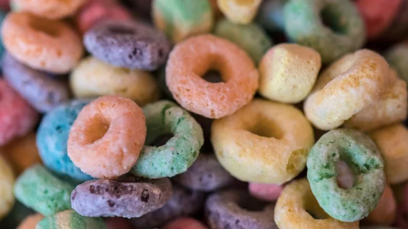 Sch&ouml;n bunt, aber auch reich an Zucker: Die meisten Kinder-Cerealien &uuml;bersteigen die WHO-Richtwerte von 12,5 g auf 100 g. - &copy; Boris Roessler/dpa/dpa-tmn