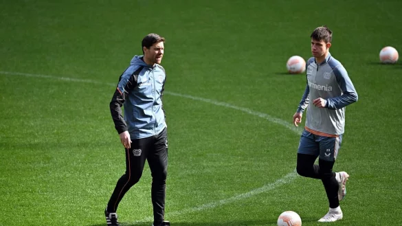 Leverkusens Trainer Xabier Alonso (l) und Adam Hlozek in Aktion beim Abschlusstraining. - &copy; Federico Gambarini/dpa