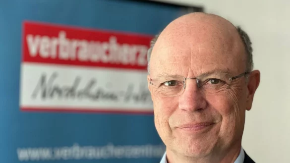 Wolfgang Schuldzinski, Vorstand der Verbraucherzentrale NRW, steht nach einer Pressekonferenz in einem Raum seiner Organisation. - © Wolf von Dewitz/dpa/Archivbild