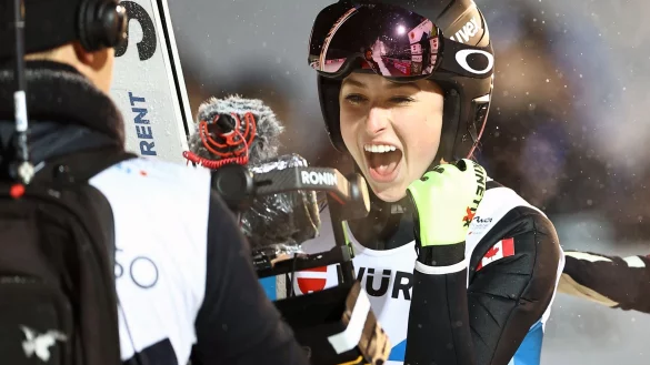 Alexandria Loutitt flog im norwegischen Vikersund 222 Meter weit. - &copy; Daniel Karmann/dpa