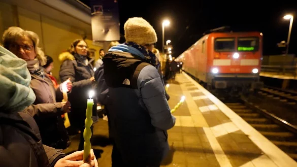 Einwohner der Kleinstadt Brokstedt gedenken am Abend der Opfer der Messerattacke auf dem Bahnsteig im Bahnhof von Brokstedt. - &copy; Marcus Brandt/dpa