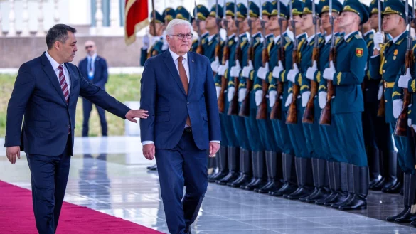 Bundespr&auml;sident Frank-Walter Steinmeier wird in Bischkek von seinem kirgisischen Amtskollegen Sadyr Schaparow (l) empfangen. - &copy; Jens B&uuml;ttner/dpa