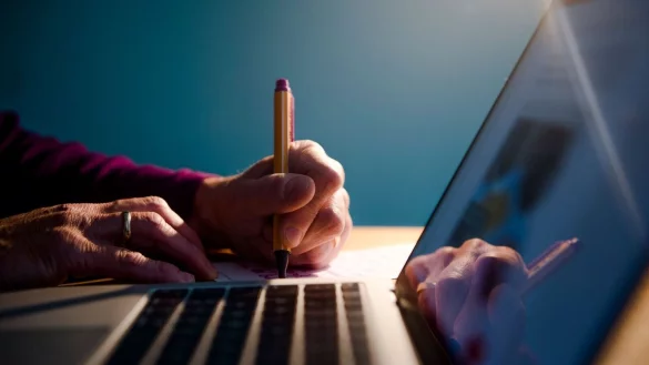 So ist die Sprache keine H&uuml;rde mehr: Auf ihrer Webseite kl&auml;ren Verbrauchersch&uuml;tzer Alltagsfragen auch auf Ukrainisch, Russisch und Polnisch. - &copy; Finn Winkler/dpa/dpa-tmn