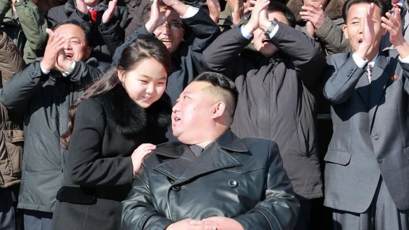 Kim Jong Un und seine Tochter, die laut Angaben mit Wissenschaftlern und Arbeitern f&uuml;r ein Foto zusammen stehen. - &copy; KCNA/dpa