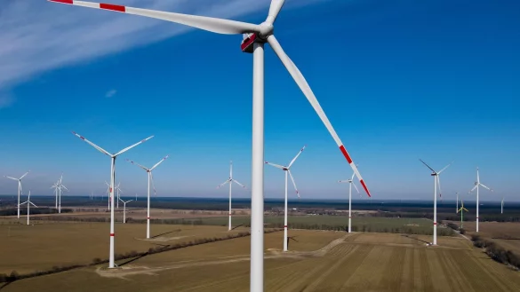 Windr&auml;der drehen sich in einem Windpark. - &copy; Patrick Pleul/dpa-Zentralbild/dpa/Symbolbild