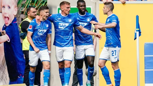 Hoffenheims Torsch&uuml;tze Christoph Baumgartner (l) jubelt mit Mannschaftskollegen &uuml;ber das Tor zur 1:0-F&uuml;hrung. - &copy; Uwe Anspach/dpa