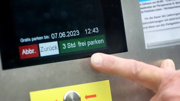 Ein Besucher der Basilika dr&uuml;ckt am Parkautomaten die Taste "Kirchenbesucher". Damit kann er drei Stunden lang umsonst parken. - &copy; Roland Weihrauch/dpa