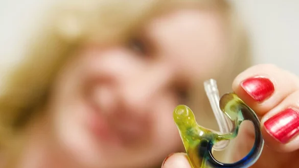 Ein H&ouml;rger&auml;t kann die Freude an Musik zur&uuml;ckbringen - wenn sich das Gehirn an die neuen Signale gew&ouml;hnt hat, die es dadurch empf&auml;ngt. - &copy; Franziska Gabbert/dpa-tmn