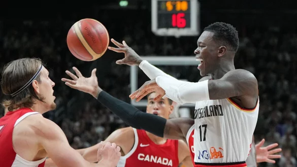 Dennis Schr&ouml;der (r) trifft mit dem DBB-Team erneut auf Kanada. - &copy; Soeren Stache/dpa