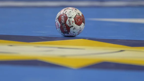 Ein Spielball liegt auf einem Handballfeld. - &copy; Soeren Stache/dpa-Zentralbild/dpa/Symbolbild