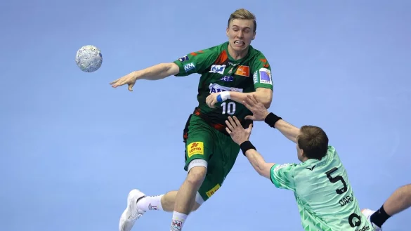 Die Magdeburger um Gisli Kristjansson (l) holten sich gegen die F&uuml;chse einen Sieg. - &copy; Ronny Hartmann/dpa