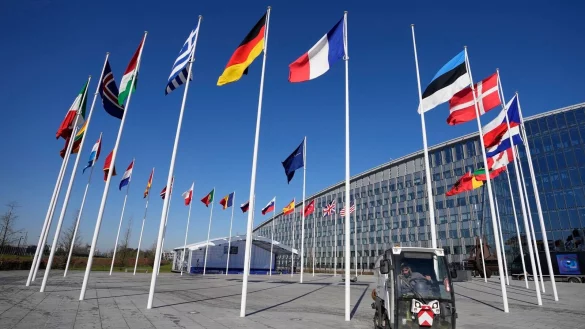 Vor dem Nato-Hauptquartier ist noch ein Mast ohne Fahne: Ab morgen soll dort die finnische Flagge wehen. - &copy; Virginia Mayo/AP