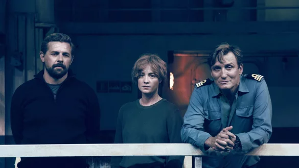 Roscovitz (Klaas Heufer-Umlauf, l-r), Charlie Wagner (Leonie Benesch) und Alban (Oliver Masucci) in einer Szene des &Ouml;kothrillers &laquo;Der Schwarm&raquo;. - &copy; Fabio Lovino/ZDF/dpa