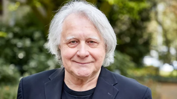 Peter Urban will als deutscher ESC-Kommentator aufhören - aber erst im kommenden Jahr. - © Georg Wendt/dpa