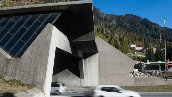 Ein Auto verlässt das Südportal des Gotthard-Straßentunnels - aktuell ist dieser gesperrt. - © Alessandro Crinari/KEYSTONE/TI-PRESS/dpa