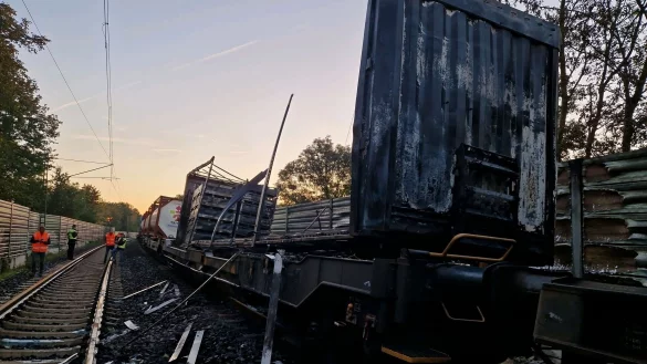 Besch&auml;digte Waggons eines G&uuml;terzugs stehen nach einem Brand auf den Gleisen. Das Feuer hatte f&uuml;r Ausf&auml;lle und Versp&auml;tungen bei der Bahn gesorgt. - &copy; Bundespolizei Hannover /dpa