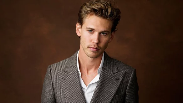 Zeichen moderner Männlichkeit oder bloße Gender-Performance? US-Schauspieler Austin Butler trägt - wie derzeit viele Geschlechtsgenossen - zum klassischen Anzug Goldkettchen. - © Chris Pizzello/Invision/AP/dpa
