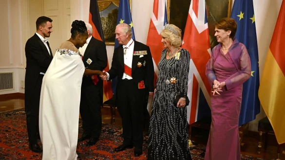Die T&auml;nzerin Motsi Mabuse (2.v.l.) sch&uuml;ttelt die Hand von K&ouml;nig Charles III. (M) neben K&ouml;nigsgemahlin Camilla (2.v.r.) und Elke B&uuml;denbender (r), die Frau von Bundespr&auml;sident Steinmeier. - &copy; Britta Pedersen/dpa
